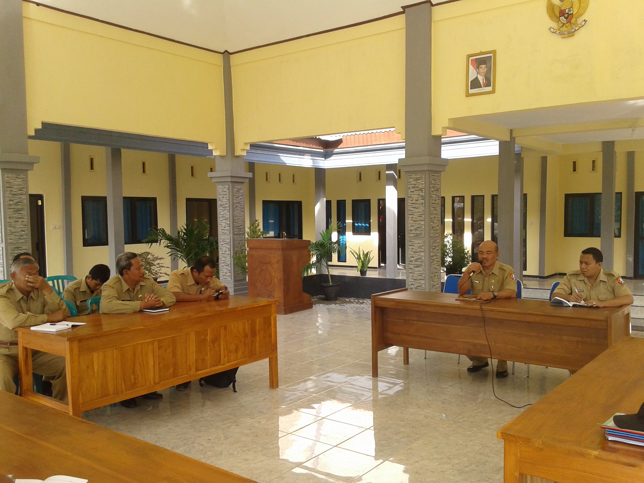 Rapat staf rutin hari senin karyawan/karyawati Kantor Kecamatan Ngasem