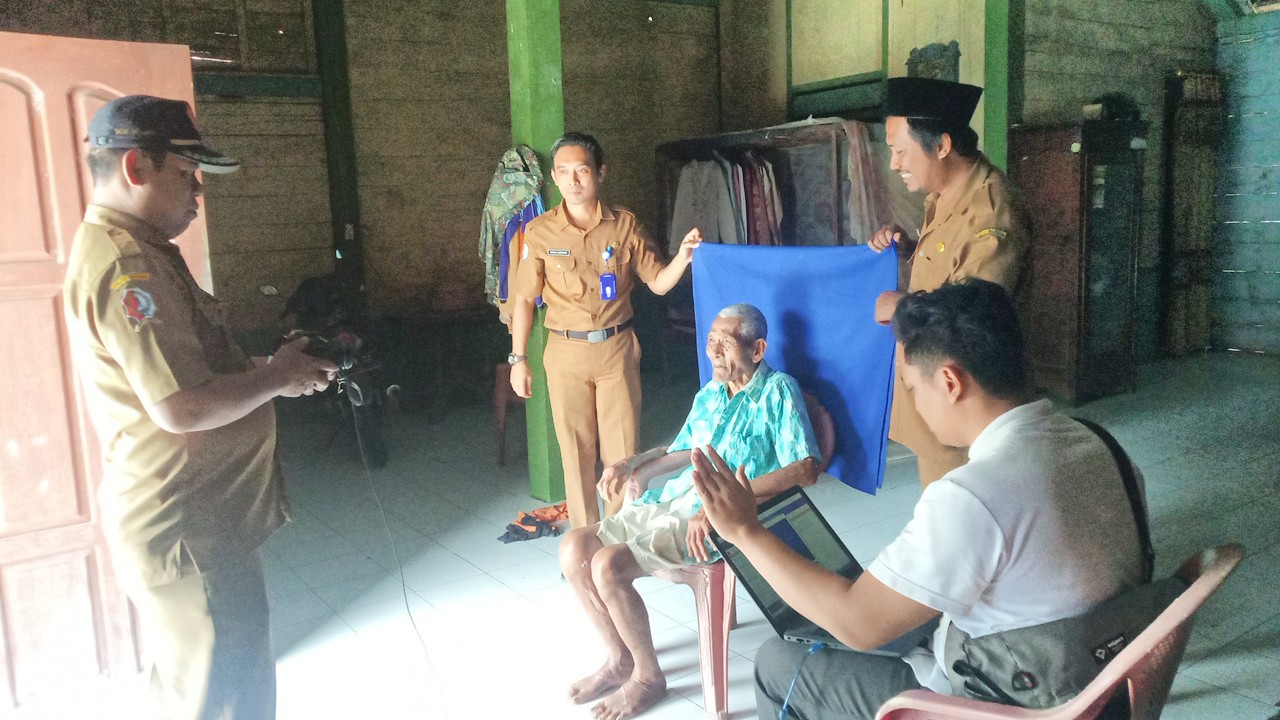 Perekaman Lansia Jemput Bola di Desa Bareng Kecamatan Ngasem