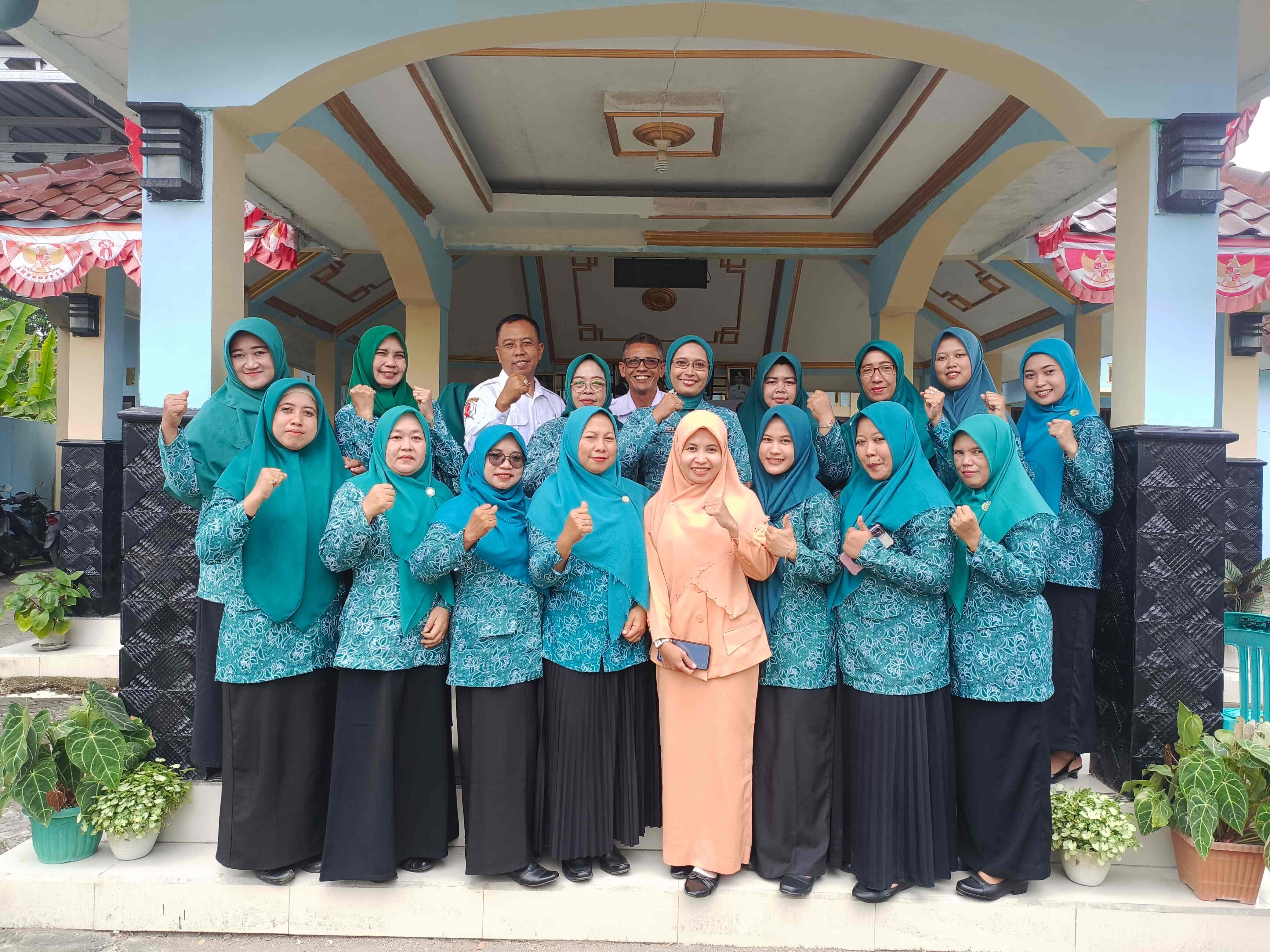 Rapat Pleno TP PKK dan Dharma Wanita Persatuan Kecamatan Ngasem, di Balai Desa Jampet