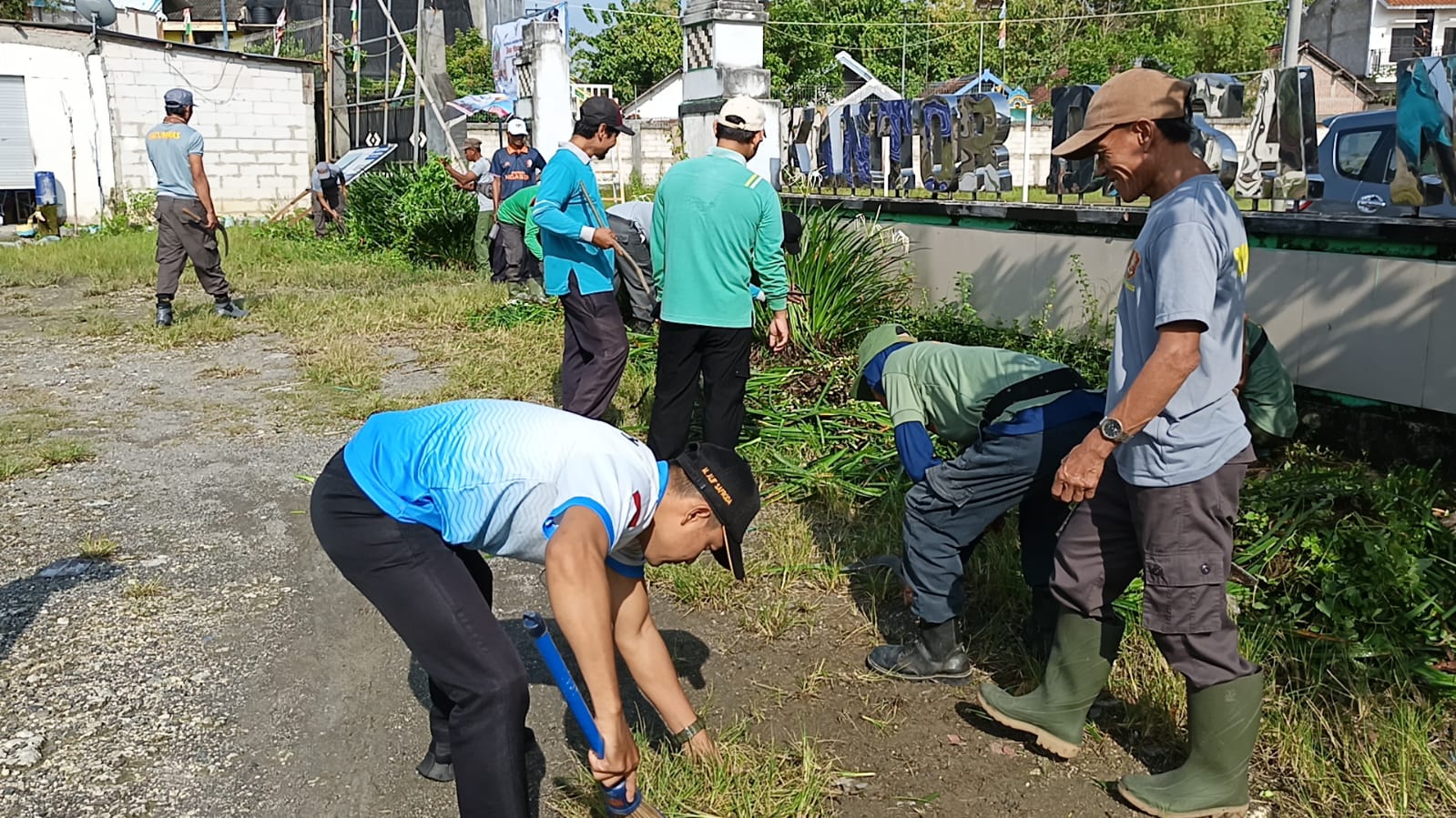 Kerja bakti Pemerintah Kecamatan Ngasem bersama Pemerintah Desa Ngasem