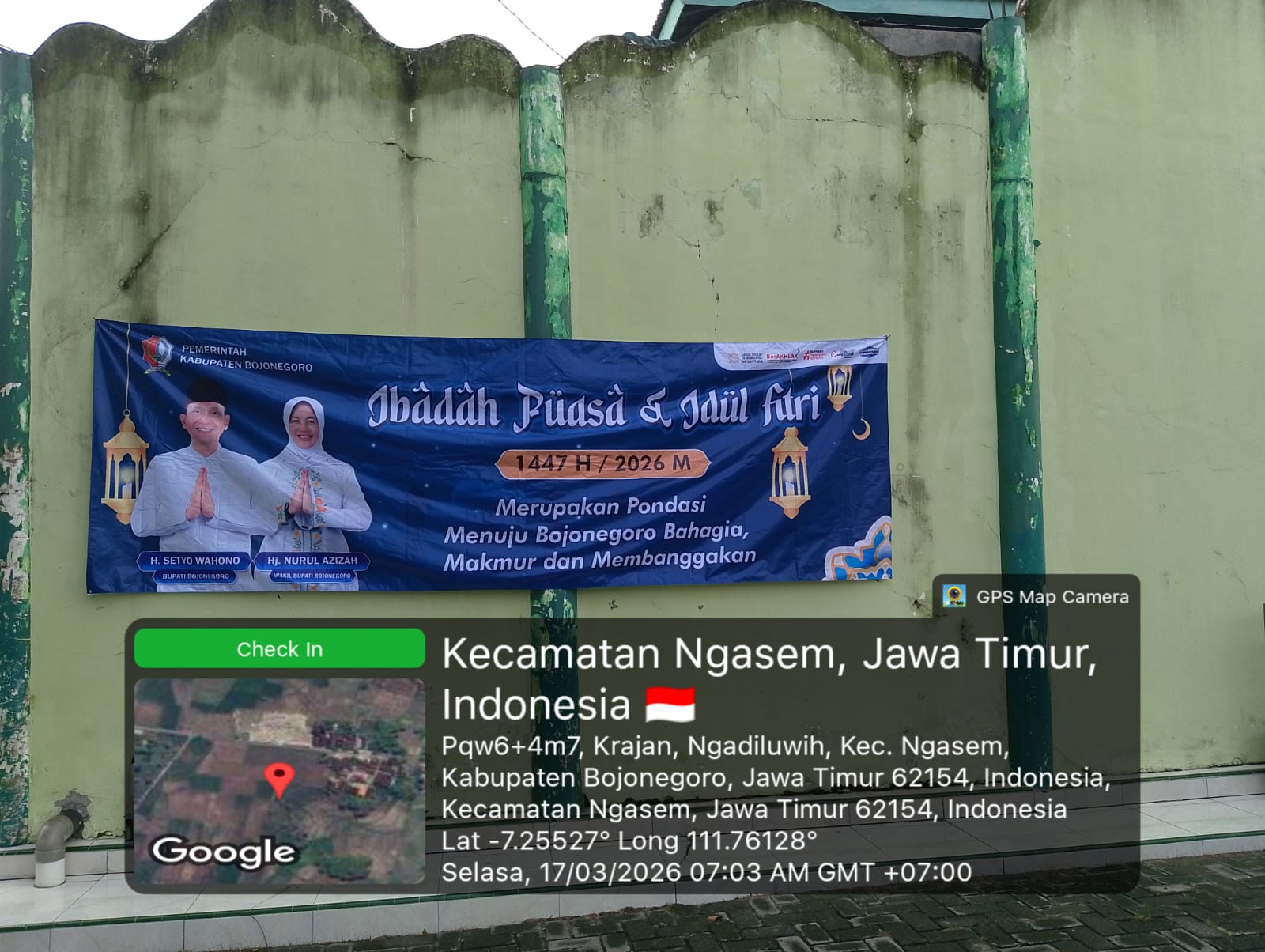 Pemasangan Banner Ucapan Idul Fitri