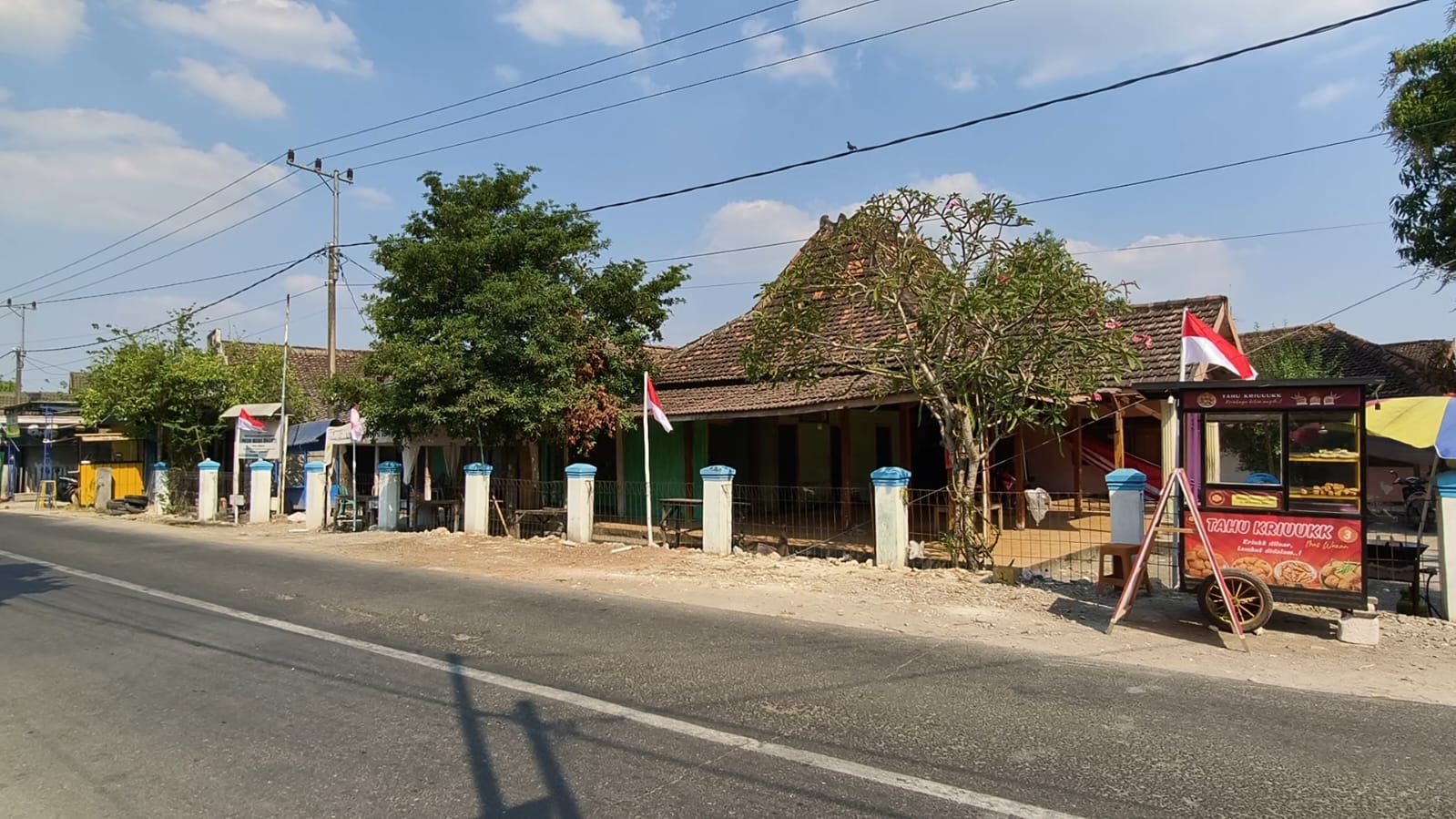 PEMASANGAN BENDERA MERAH PUTIH DI PEREMPATAN DESA NGASEM