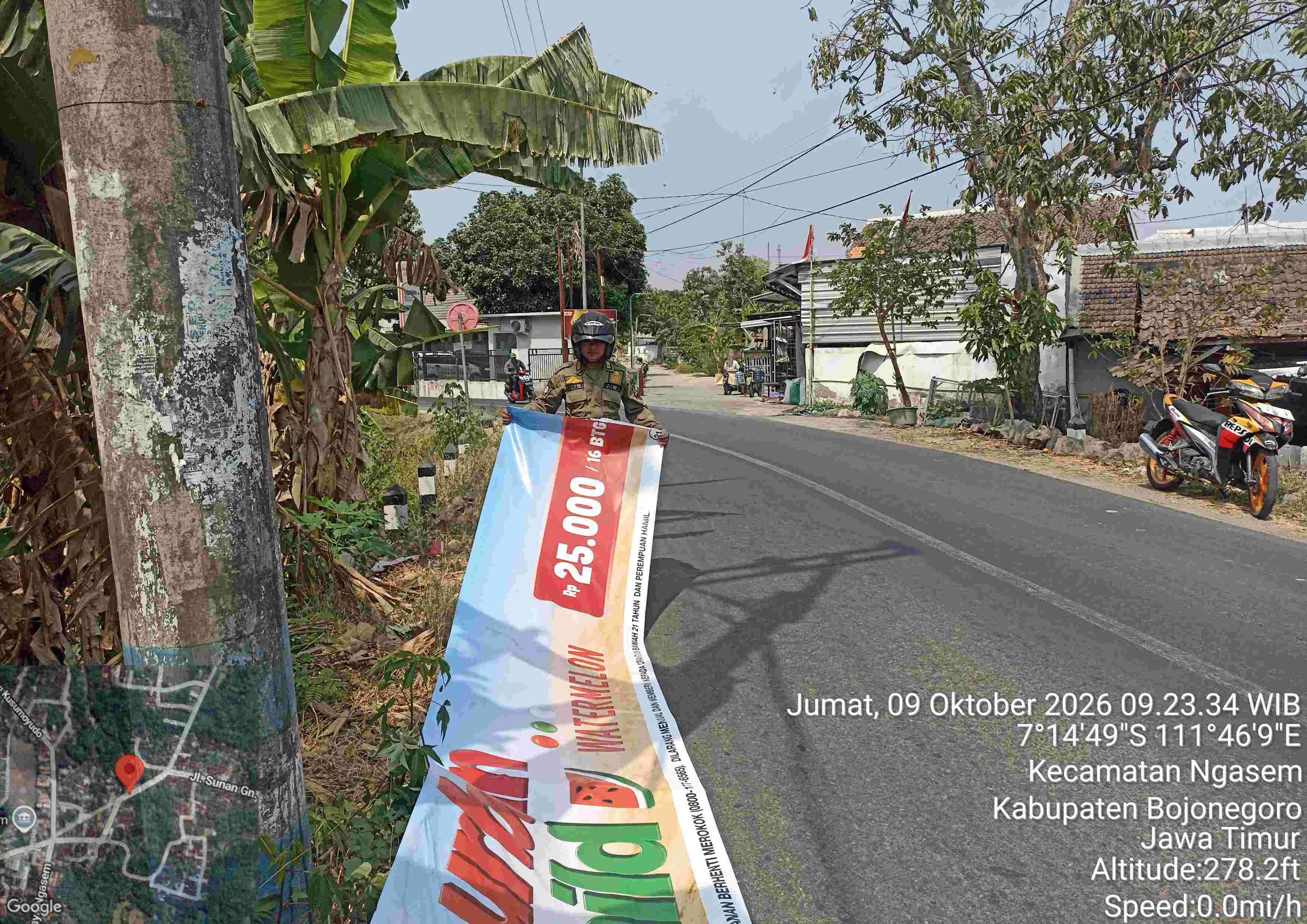 Kegiatan Penertiban Banner di Wilayah Kecamatan Ngasem